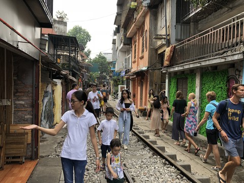 Bộ GTVT đề nghị xóa ‘cà phê đường tàu’, du khách vẫn ùn ùn kéo đến - Ảnh 6. Bộ GTVT đề nghị xóa ‘cà phê đường tàu’, du khách vẫn ùn ùn kéo đến - Ảnh 6.