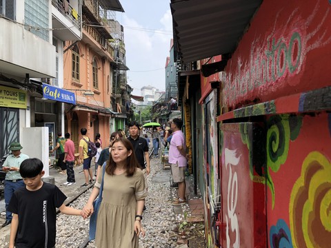 Bộ GTVT đề nghị xóa ‘cà phê đường tàu’, du khách vẫn ùn ùn kéo đến - Ảnh 7. Bộ GTVT đề nghị xóa ‘cà phê đường tàu’, du khách vẫn ùn ùn kéo đến - Ảnh 7.