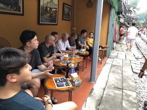 Bộ GTVT đề nghị xóa ‘cà phê đường tàu’, du khách vẫn ùn ùn kéo đến - Ảnh 9. Bộ GTVT đề nghị xóa ‘cà phê đường tàu’, du khách vẫn ùn ùn kéo đến - Ảnh 9.