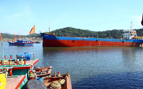 Tàu thuyền neo đậu trái phép tại cảng Cửa Lò - Ảnh 1. Tàu thuyền neo đậu trái phép tại cảng Cửa Lò - Ảnh 1.