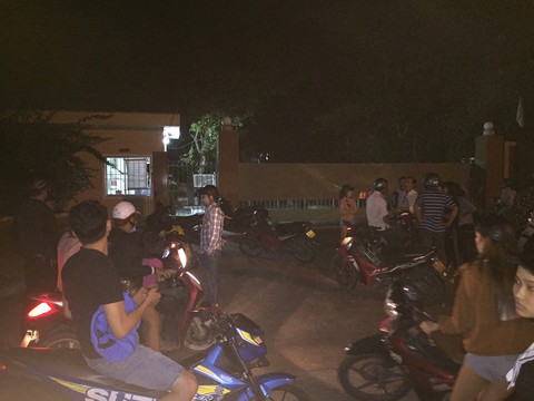 Người dân chở thi thể công nhân vây nhà máy, yêu cầu làm rõ nguyên nhân - Ảnh 2. Người dân chở thi thể công nhân vây nhà máy, yêu cầu làm rõ nguyên nhân - Ảnh 2.