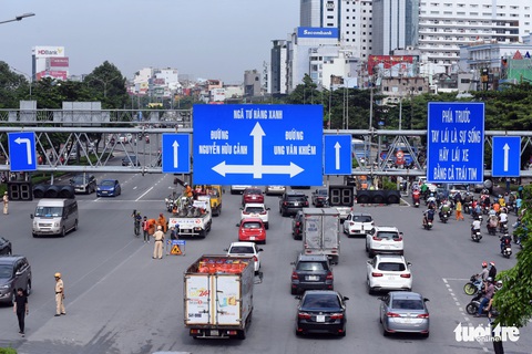 Giao thông xáo trộn ngày đầu đóng nút giao Nguyễn Văn Thương - Điện Biên Phủ - Ảnh 4. Giao thông xáo trộn ngày đầu đóng nút giao Nguyễn Văn Thương - Điện Biên Phủ - Ảnh 4.