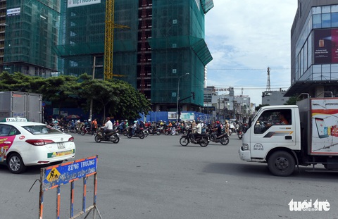 Giao thông xáo trộn ngày đầu đóng nút giao Nguyễn Văn Thương - Điện Biên Phủ - Ảnh 6. Giao thông xáo trộn ngày đầu đóng nút giao Nguyễn Văn Thương - Điện Biên Phủ - Ảnh 6.