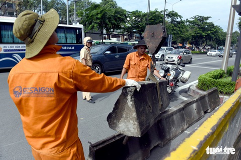 Giao thông xáo trộn ngày đầu đóng nút giao Nguyễn Văn Thương - Điện Biên Phủ - Ảnh 7. Giao thông xáo trộn ngày đầu đóng nút giao Nguyễn Văn Thương - Điện Biên Phủ - Ảnh 7.