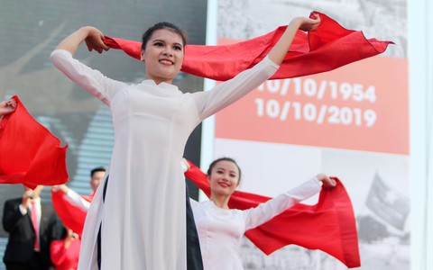 Tái hiện lễ chào cờ lịch sử đầu tiên khi Hà Nội được giải phóng - Ảnh 9. Tái hiện lễ chào cờ lịch sử đầu tiên khi Hà Nội được giải phóng - Ảnh 9.