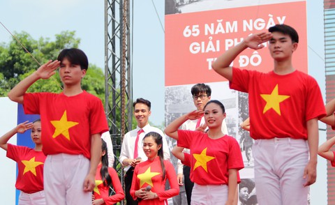 Tái hiện lễ chào cờ lịch sử đầu tiên khi Hà Nội được giải phóng - Ảnh 10. Tái hiện lễ chào cờ lịch sử đầu tiên khi Hà Nội được giải phóng - Ảnh 10.
