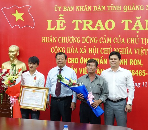 Những phút giây sinh tử của chàng ngư dân nhỏ bé - Ảnh 2. Những phút giây sinh tử của chàng ngư dân nhỏ bé - Ảnh 2.
