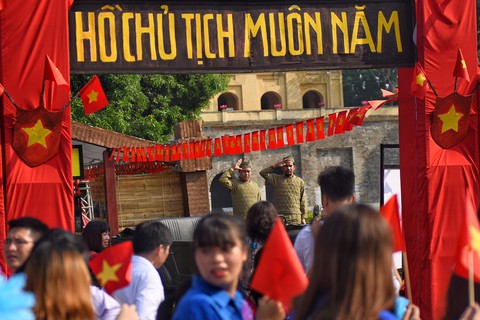 Tái hiện lễ chào cờ lịch sử đầu tiên khi Hà Nội được giải phóng - Ảnh 2. Tái hiện lễ chào cờ lịch sử đầu tiên khi Hà Nội được giải phóng - Ảnh 2.
