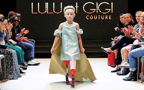 Cô bé cụt chân 9 tuổi trên sàn catwalk - Ảnh 1. Cô bé cụt chân 9 tuổi trên sàn catwalk - Ảnh 1.