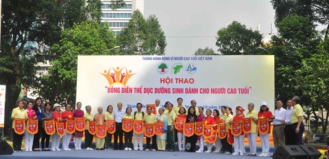 2.800 người cao tuổi đồng diễn thể dục dưỡng sinh tại TP.HCM - Ảnh 8. 2.800 người cao tuổi đồng diễn thể dục dưỡng sinh tại TP.HCM - Ảnh 8.
