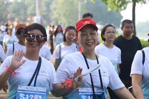 1.000 người đi bộ ‘5.000 bước chân hạnh phúc’ vì bệnh nhân ung thư - Ảnh 4. 1.000 người đi bộ ‘5.000 bước chân hạnh phúc’ vì bệnh nhân ung thư - Ảnh 4.