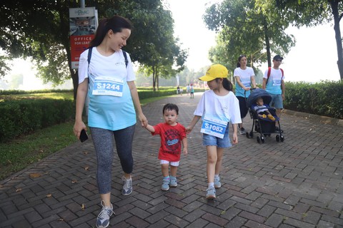 1.000 người đi bộ ‘5.000 bước chân hạnh phúc’ vì bệnh nhân ung thư - Ảnh 6. 1.000 người đi bộ ‘5.000 bước chân hạnh phúc’ vì bệnh nhân ung thư - Ảnh 6.