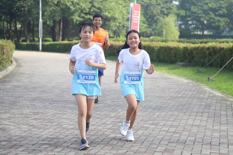 1.000 người đi bộ ‘5.000 bước chân hạnh phúc’ vì bệnh nhân ung thư - Ảnh 8. 1.000 người đi bộ ‘5.000 bước chân hạnh phúc’ vì bệnh nhân ung thư - Ảnh 8.