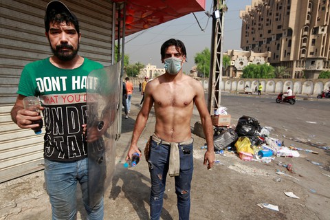 Iraq như bãi chiến trường trong cơn giận dữ của người dân - Ảnh 11. Iraq như bãi chiến trường trong cơn giận dữ của người dân - Ảnh 11.