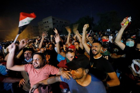 Iraq như bãi chiến trường trong cơn giận dữ của người dân - Ảnh 12. Iraq như bãi chiến trường trong cơn giận dữ của người dân - Ảnh 12.