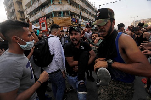 Iraq như bãi chiến trường trong cơn giận dữ của người dân - Ảnh 9. Iraq như bãi chiến trường trong cơn giận dữ của người dân - Ảnh 9.