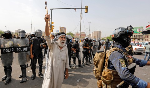 Iraq như bãi chiến trường trong cơn giận dữ của người dân - Ảnh 7. Iraq như bãi chiến trường trong cơn giận dữ của người dân - Ảnh 7.