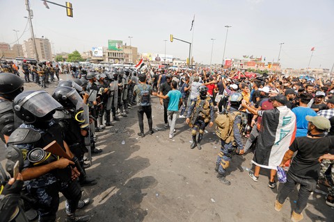 Iraq như bãi chiến trường trong cơn giận dữ của người dân - Ảnh 5. Iraq như bãi chiến trường trong cơn giận dữ của người dân - Ảnh 5.