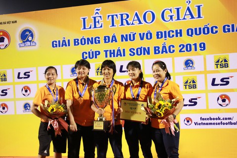 HLV Đoàn Thị Kim Chi: Tôi học chiến thuật rất nhiều từ Internet... - Ảnh 1. HLV Đoàn Thị Kim Chi: Tôi học chiến thuật rất nhiều từ Internet... - Ảnh 1.