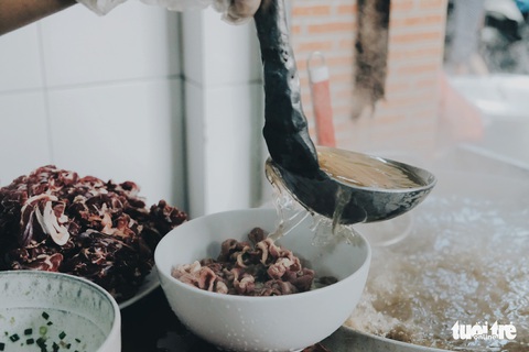 Có gì níu chân khách Hà Thành trong tô phở Mặn? - Ảnh 4. Có gì níu chân khách Hà Thành trong tô phở Mặn? - Ảnh 4.