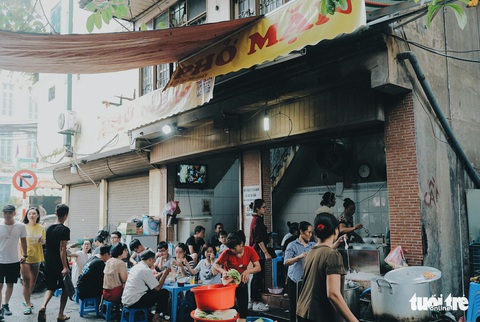 Có gì níu chân khách Hà Thành trong tô phở Mặn? - Ảnh 2. Có gì níu chân khách Hà Thành trong tô phở Mặn? - Ảnh 2.