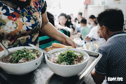 Có gì níu chân khách Hà Thành trong tô phở Mặn? - Ảnh 1. Có gì níu chân khách Hà Thành trong tô phở Mặn? - Ảnh 1.