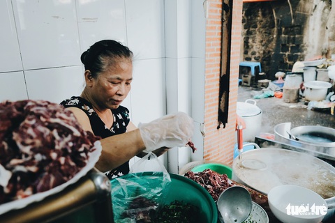 Có gì níu chân khách Hà Thành trong tô phở Mặn? - Ảnh 3. Có gì níu chân khách Hà Thành trong tô phở Mặn? - Ảnh 3.