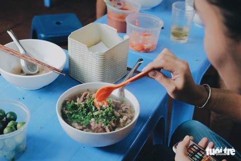 Có gì níu chân khách Hà Thành trong tô phở Mặn? - Ảnh 7. Có gì níu chân khách Hà Thành trong tô phở Mặn? - Ảnh 7.