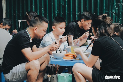 Có gì níu chân khách Hà Thành trong tô phở Mặn? - Ảnh 8. Có gì níu chân khách Hà Thành trong tô phở Mặn? - Ảnh 8.