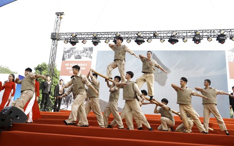 Tái hiện lễ chào cờ lịch sử đầu tiên khi Hà Nội được giải phóng - Ảnh 11. Tái hiện lễ chào cờ lịch sử đầu tiên khi Hà Nội được giải phóng - Ảnh 11.