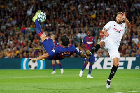 Suarez lập siêu phẩm, Messi có bàn thắng đầu tiên ở trận Barca đè bẹp Sevilla - Ảnh 1. Suarez lập siêu phẩm, Messi có bàn thắng đầu tiên ở trận Barca đè bẹp Sevilla - Ảnh 1.