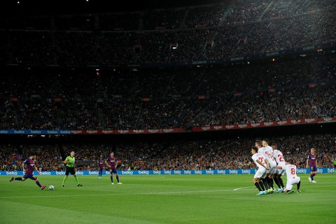 Suarez lập siêu phẩm, Messi có bàn thắng đầu tiên ở trận Barca đè bẹp Sevilla - Ảnh 2. Suarez lập siêu phẩm, Messi có bàn thắng đầu tiên ở trận Barca đè bẹp Sevilla - Ảnh 2.