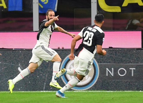 Higuain lập công đưa bà đầm già trở lại ngôi đầu - Ảnh 1. Higuain lập công đưa bà đầm già trở lại ngôi đầu - Ảnh 1.