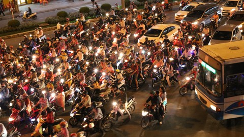 Ngã tư Hàng Xanh, đường Nguyễn Hữu Cảnh kẹt cứng suốt 3 giờ liền - Ảnh 3. Ngã tư Hàng Xanh, đường Nguyễn Hữu Cảnh kẹt cứng suốt 3 giờ liền - Ảnh 3.