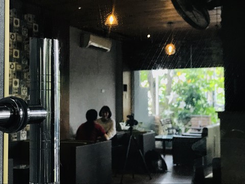 Thôi việc cô giáo đánh, véo tai học trò - Ảnh 1. Thôi việc cô giáo đánh, véo tai học trò - Ảnh 1.
