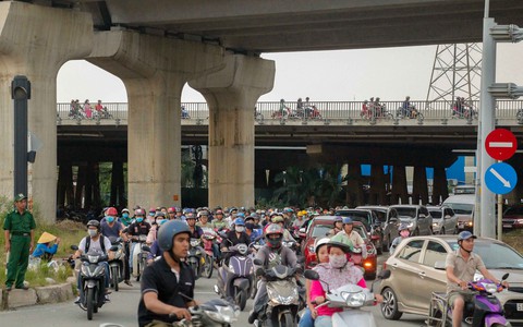 Sửa đường Nguyễn Hữu Cảnh: Giao thông tê liệt! - Ảnh 1. Sửa đường Nguyễn Hữu Cảnh: Giao thông tê liệt! - Ảnh 1.