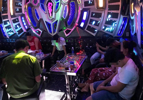 Hơn 30 dân chơi Quảng Nam dương tính với ma túy bị thộp cổ lúc rạng sáng - Ảnh 1. Hơn 30 dân chơi Quảng Nam dương tính với ma túy bị thộp cổ lúc rạng sáng - Ảnh 1.
