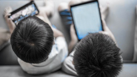 Người lớn không đồng ý, sao trẻ biết chơi điện thoại, iPad? - Ảnh 1. Người lớn không đồng ý, sao trẻ biết chơi điện thoại, iPad? - Ảnh 1.