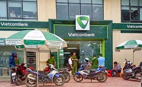 Khởi tố trung úy nổ súng tại ngân hàng tội tàng trữ, sử dụng trái phép vũ khí quân dụng - Ảnh 1. Khởi tố trung úy nổ súng tại ngân hàng tội tàng trữ, sử dụng trái phép vũ khí quân dụng - Ảnh 1.