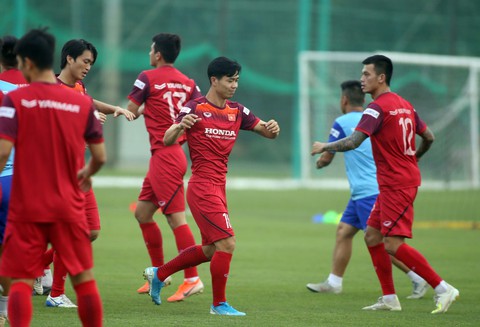 Công Phượng tập buổi đầu tiên cùng đội tuyển Việt Nam - Ảnh 2. Công Phượng tập buổi đầu tiên cùng đội tuyển Việt Nam - Ảnh 2.