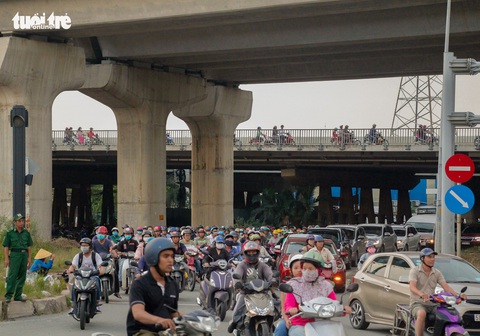 Giao thông khu Hàng Xanh, Nguyễn Hữu Cảnh vỡ trận ngay ngày đầu tuần - Ảnh 4. Giao thông khu Hàng Xanh, Nguyễn Hữu Cảnh vỡ trận ngay ngày đầu tuần - Ảnh 4.