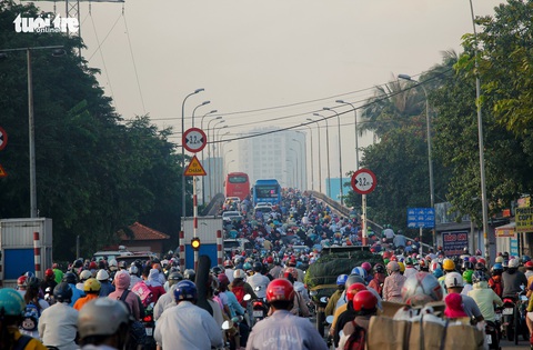 Giao thông khu Hàng Xanh, Nguyễn Hữu Cảnh vỡ trận ngay ngày đầu tuần - Ảnh 5. Giao thông khu Hàng Xanh, Nguyễn Hữu Cảnh vỡ trận ngay ngày đầu tuần - Ảnh 5.