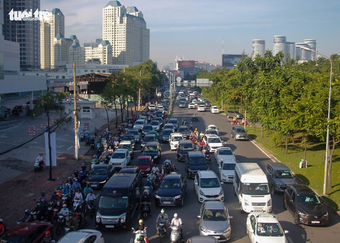 Giao thông khu Hàng Xanh, Nguyễn Hữu Cảnh vỡ trận ngay ngày đầu tuần - Ảnh 6. Giao thông khu Hàng Xanh, Nguyễn Hữu Cảnh vỡ trận ngay ngày đầu tuần - Ảnh 6.