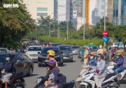 Giao thông khu Hàng Xanh, Nguyễn Hữu Cảnh vỡ trận ngay ngày đầu tuần - Ảnh 7. Giao thông khu Hàng Xanh, Nguyễn Hữu Cảnh vỡ trận ngay ngày đầu tuần - Ảnh 7.
