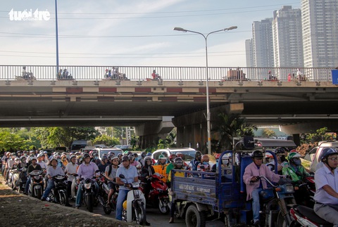 Giao thông khu Hàng Xanh, Nguyễn Hữu Cảnh vỡ trận ngay ngày đầu tuần - Ảnh 3. Giao thông khu Hàng Xanh, Nguyễn Hữu Cảnh vỡ trận ngay ngày đầu tuần - Ảnh 3.
