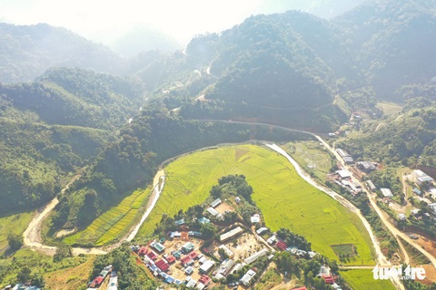 Ruộng bậc thang Chuôr ôm ấp bản làng giữa đại ngàn Trường Sơn - Ảnh 1. Ruộng bậc thang Chuôr ôm ấp bản làng giữa đại ngàn Trường Sơn - Ảnh 1.