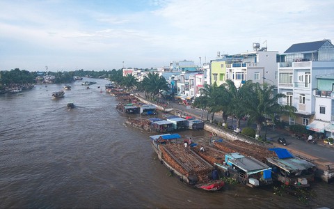 Chợ nổi và thành phố Ngã Bảy: Có còn giữ được tình anh bán chiếu? - Ảnh 1. Chợ nổi và thành phố Ngã Bảy: Có còn giữ được tình anh bán chiếu? - Ảnh 1.