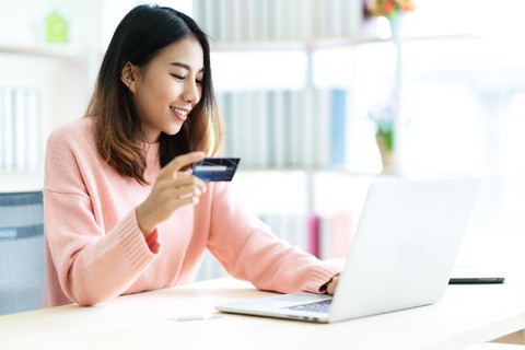 Người trẻ đang dần quen với cuộc sống không tiền mặt - Ảnh 1. Người trẻ đang dần quen với cuộc sống không tiền mặt - Ảnh 1.