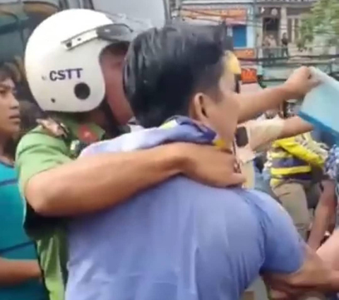 Va chạm rồi ẩu đả, tài xế xe buýt dùng vật nhọn đâm tài xế Grab - Ảnh 1. Va chạm rồi ẩu đả, tài xế xe buýt dùng vật nhọn đâm tài xế Grab - Ảnh 1.