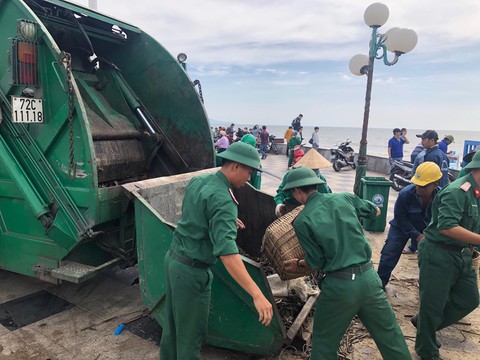 10 cây số rác, thân cây và nhựa tấn công bãi biển Vũng Tàu - Ảnh 4. 10 cây số rác, thân cây và nhựa tấn công bãi biển Vũng Tàu - Ảnh 4.